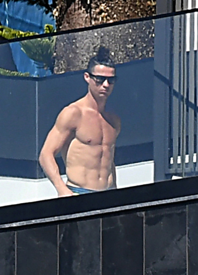 Lộ ảnh hiếm về Ronaldo trong thời gian cách ly: Thân hình tuyệt vời của anh thu hút sự chú ý (Hình 2)