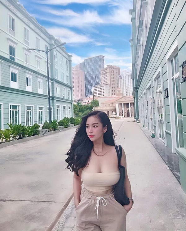 Hồng Nhung hot girl có bộ ngực bự