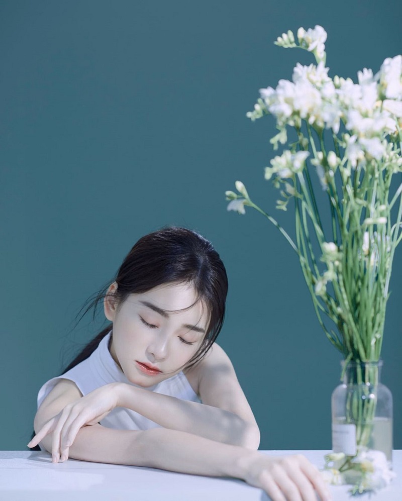 Cô gái này ăn mặc nhẹ nhàng.