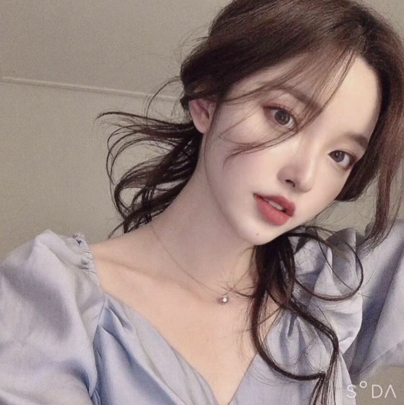 Hot girl Kim Na Hee được các nhãn hàng thời trang săn đón