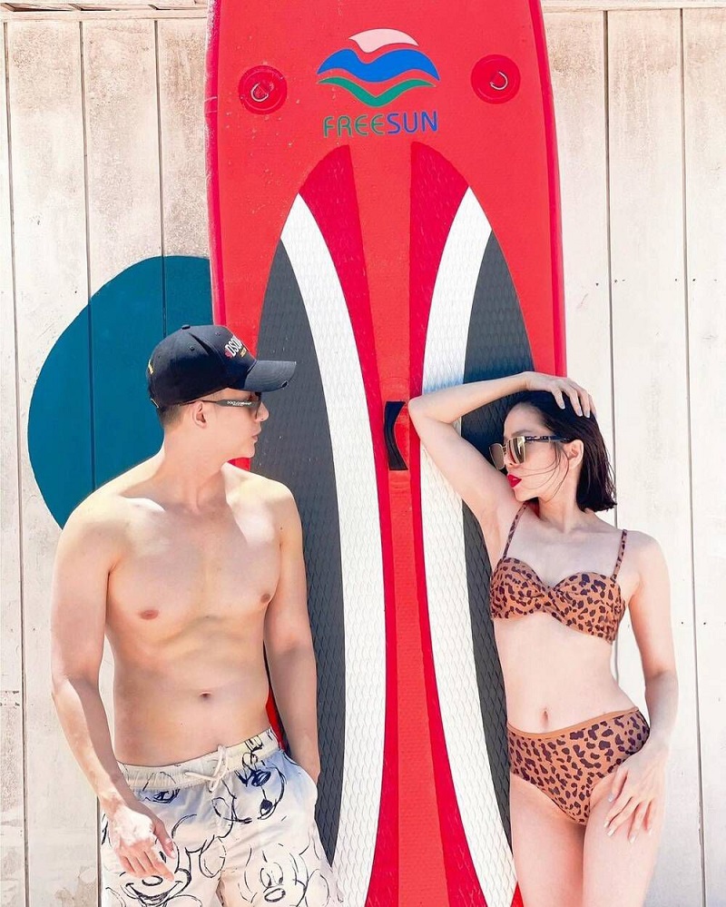  Lệ Quyên gợi cảm khi diện bikini xẻ tà. 