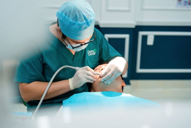 Tay nghề của bác sĩ có ảnh hưởng đến chi phí bọc răng sứ 