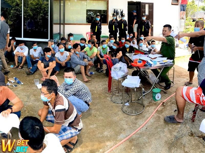 Bắt quả tang 29 người tụ tập đá gà ăn tiền