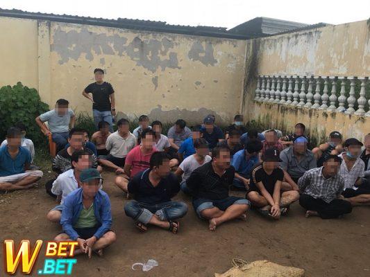 Tụ tập đá gà ăn tiền