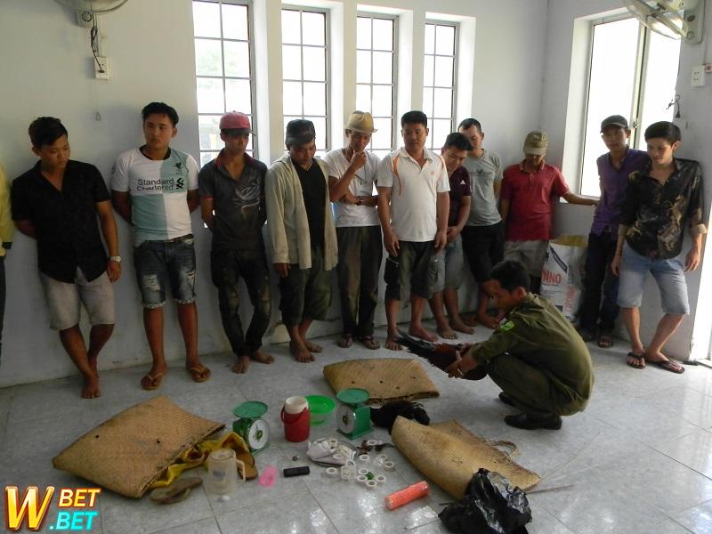 Bắt quả tang đánh bạc ăn tiền
