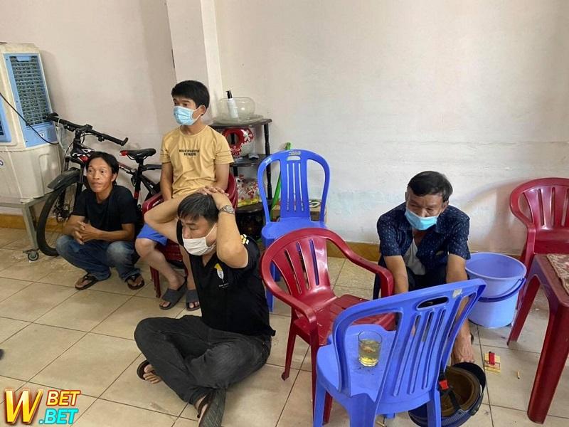 Công an tạm giữ 9 người đang đánh bài ăn tiền