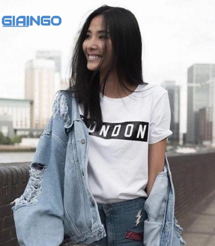 tạo dáng với áo khoác