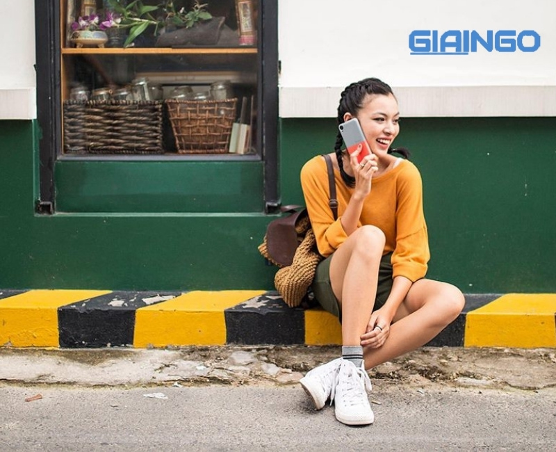 tạo dáng mang điện thoại