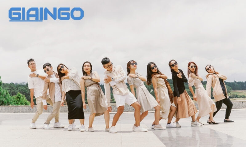 chụp ảnh nhóm đa dạng người