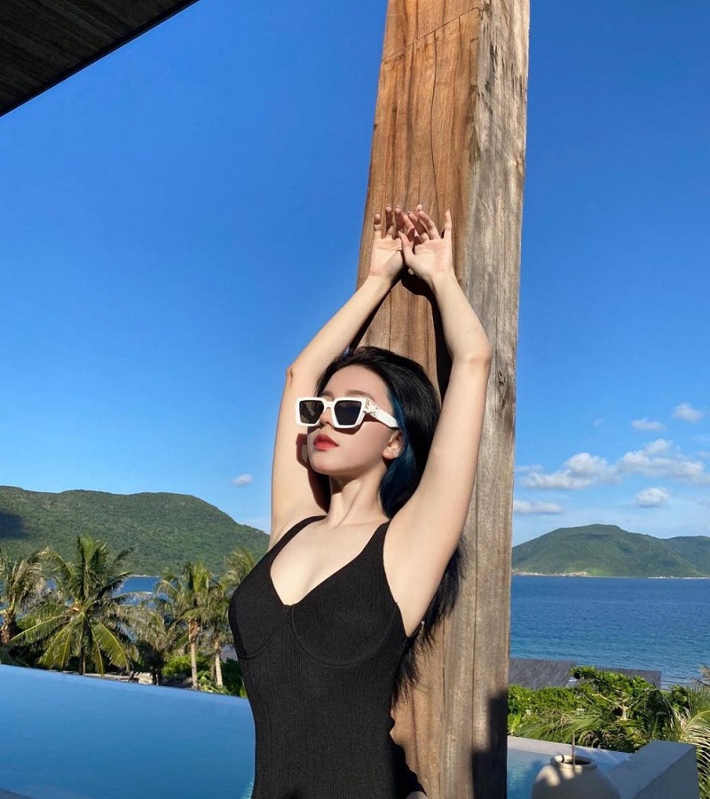 Bau Krysie khoe body bikini khoe vòng 1 khủng