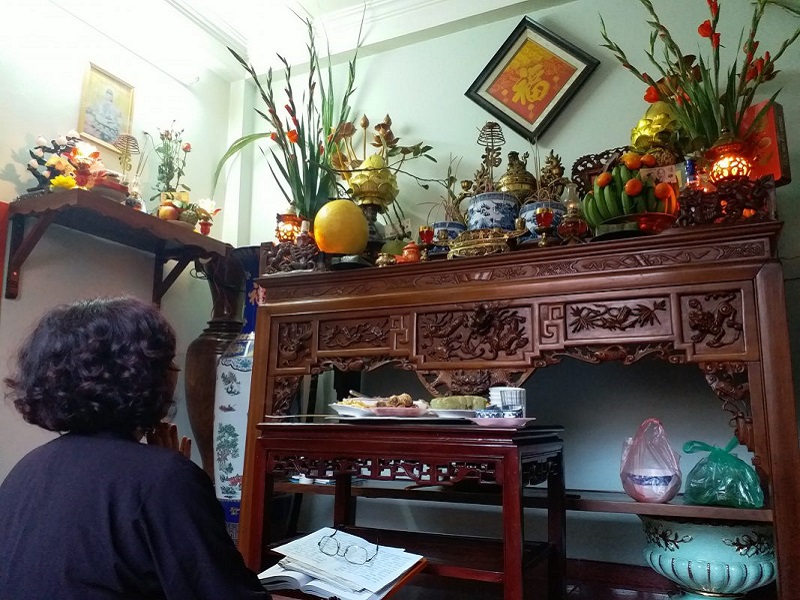Mơ thấy thắp hương trên bàn thờ.