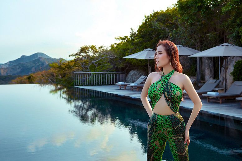 Ca sĩ Hồng Gấm đăng ảnh mặc bikini