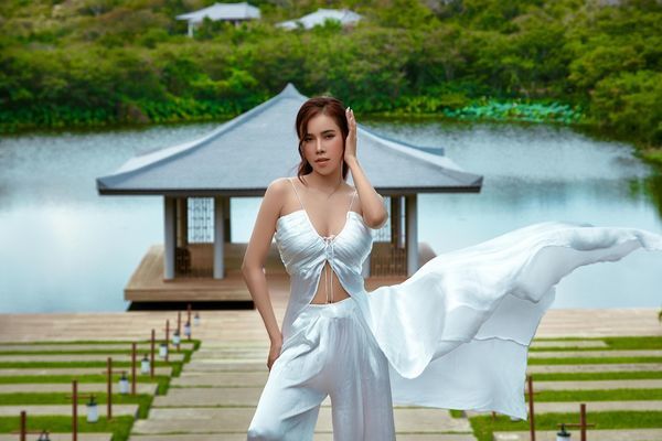 Hồng Gấm trong bộ bikini gợi cảm