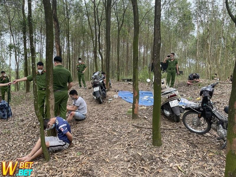 Bắt 5 thanh niên đánh nhau vì tiền