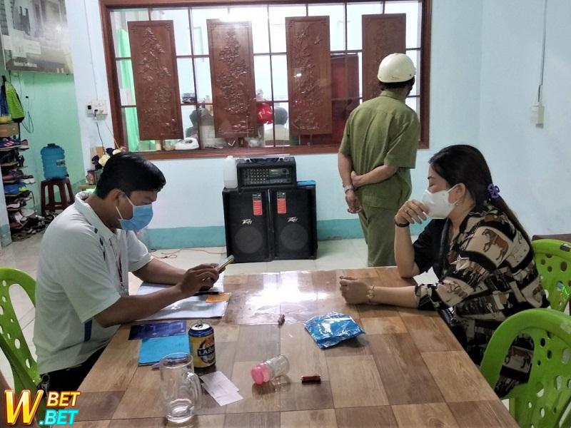 Bắt giữ một nhóm người tụ tập đánh gián trực tuyến trong mùa dịch bệnh