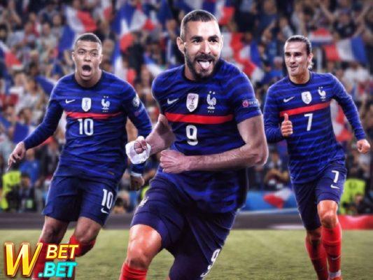 Benzema chính thức trở lại Pháp