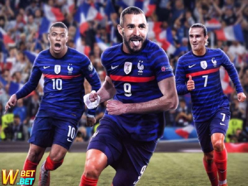 Benzema chính thức trở lại Pháp