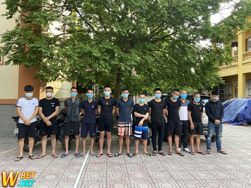 Đang tụ tập chơi game trong tiệm game, nhóm đối tượng bị bắt giữ
