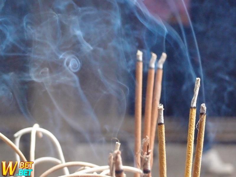 mơ thấy khói hương ở bàn thờ