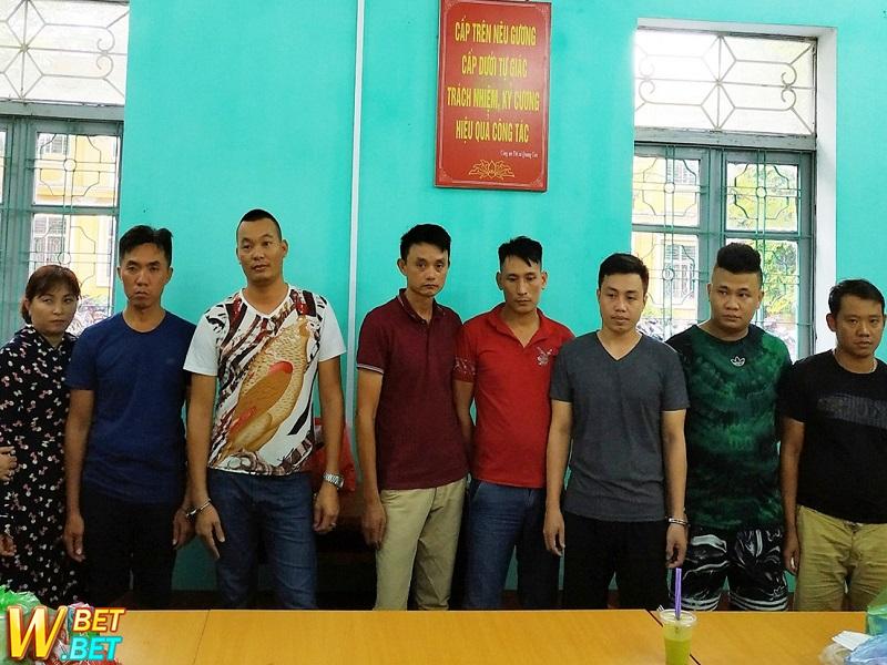 Tạm giữ hình sự 8 người tham gia đánh bạc