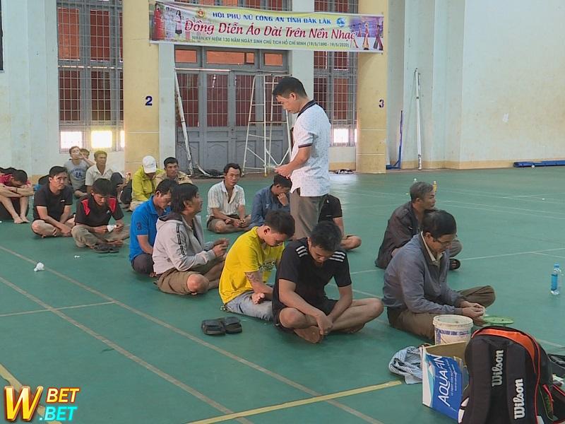 Xóa bỏ các cơ sở cờ bạc trong các cánh đồng hoang vắng ở thành phố Long Khan.