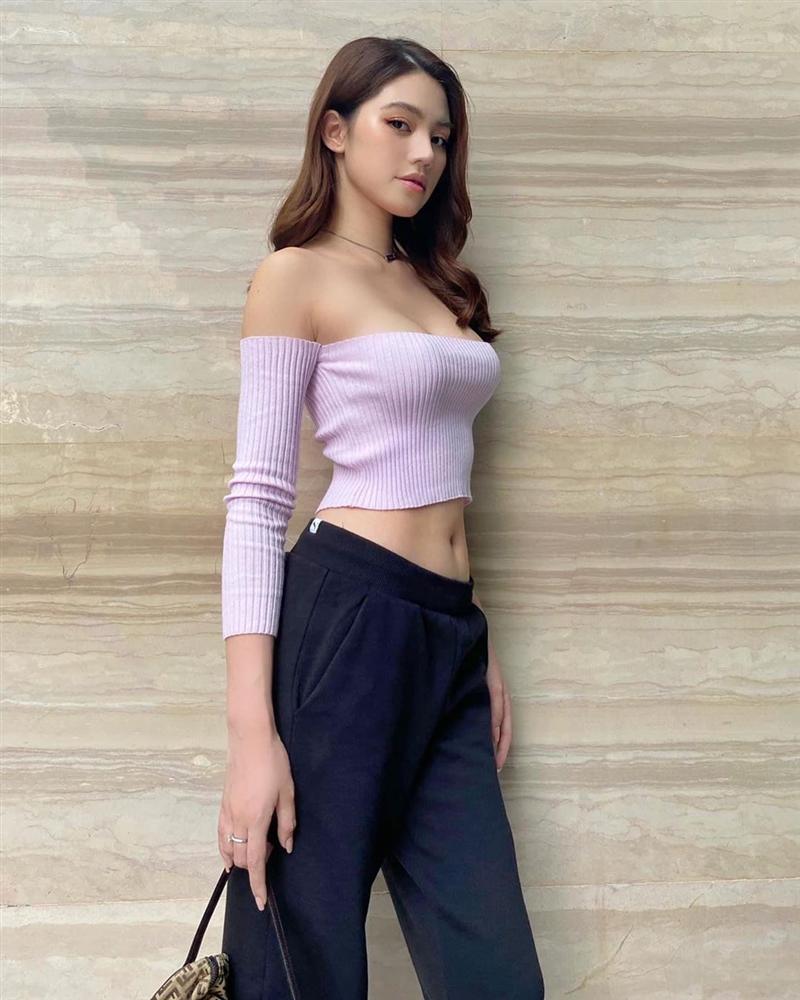 Jolie Nguyễn có vòng một đầy đặn 