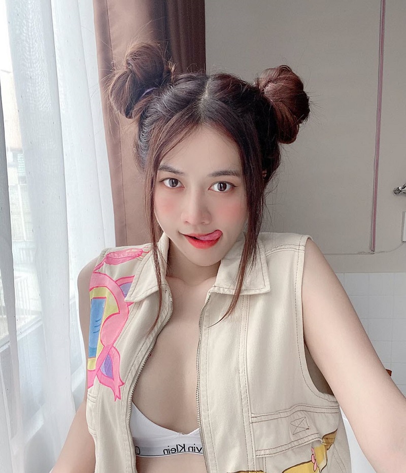 Hot Tiktoker Lê Bông mặt xinh