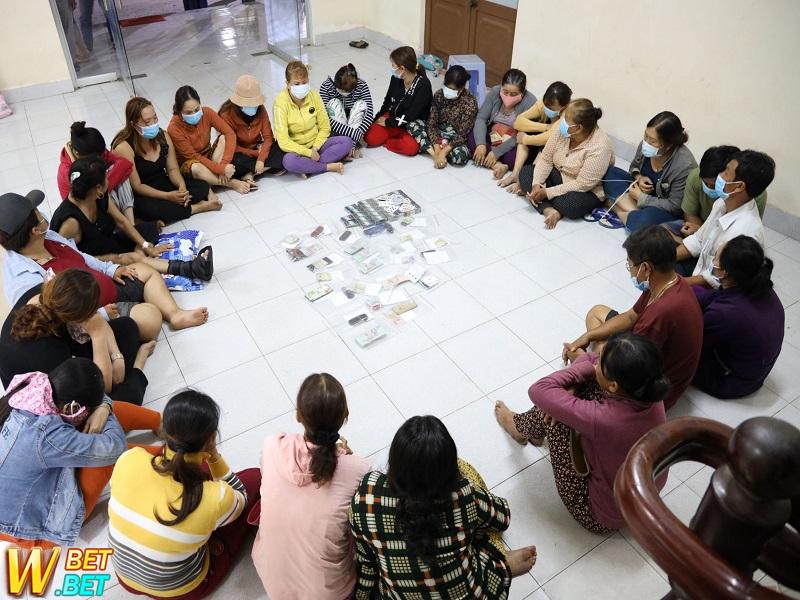 Bắt 19 đối tượng đánh bạc, thu giữ gần 90 triệu đồng.