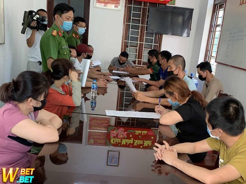 Bắt 14 người chơi poker ăn tiền ở Gia Lai