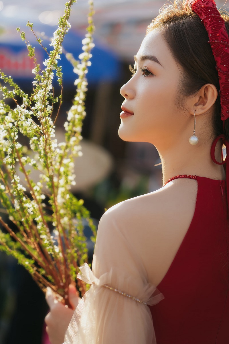 Cô gái xinh đẹp duyên dáng trong tà áo dài cách tân