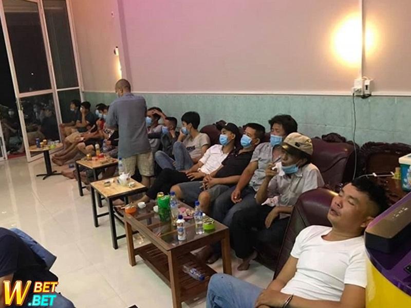 Đập phá cá cược trong quán cà phê