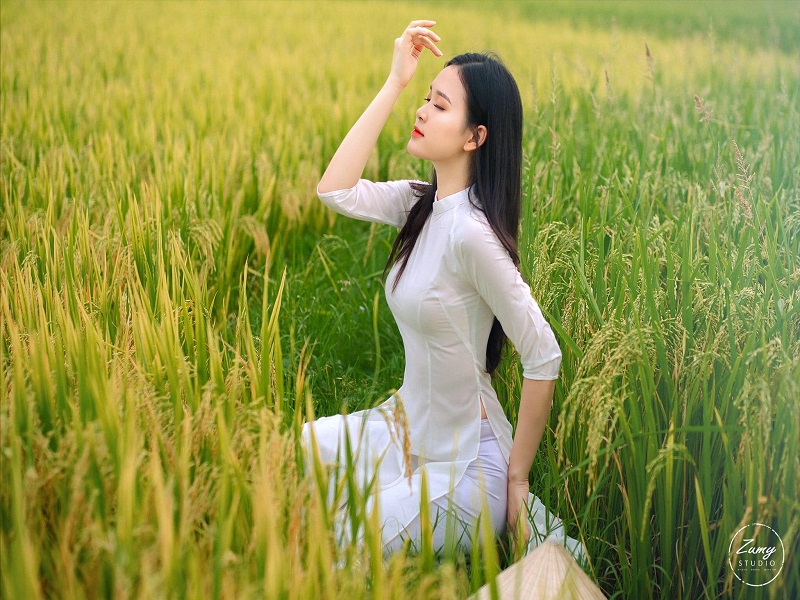 Hot girl Tao Wee diện áo dài mỏng manh