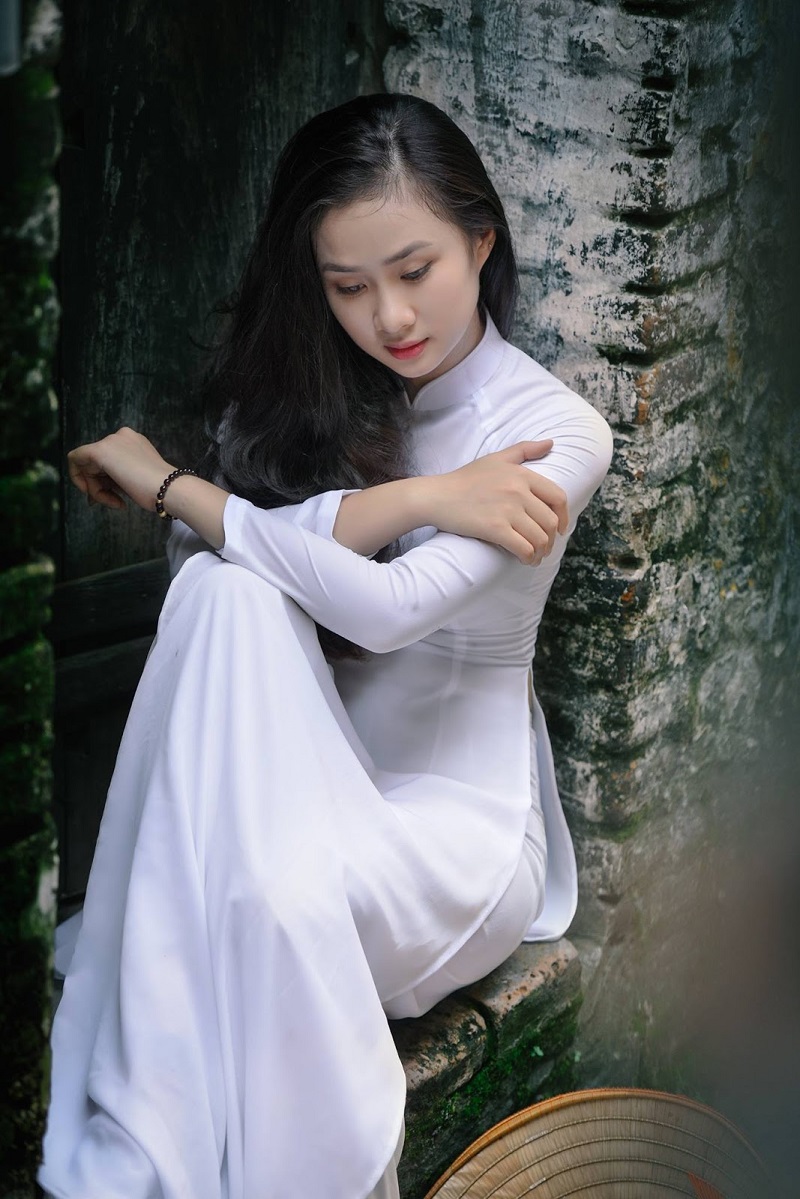 Cô gái xinh đẹp trong chiếc váy trắng