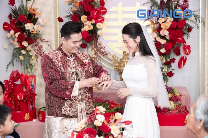 Karen Nguyễn và chồng trao nhau nhẫn
