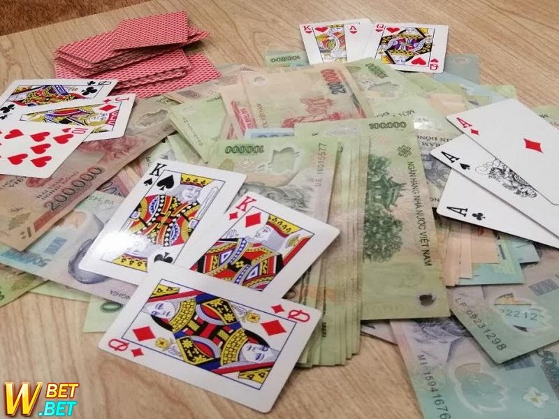 Khởi tố 4 người chơi rủ nhau đánh bài ăn tiền