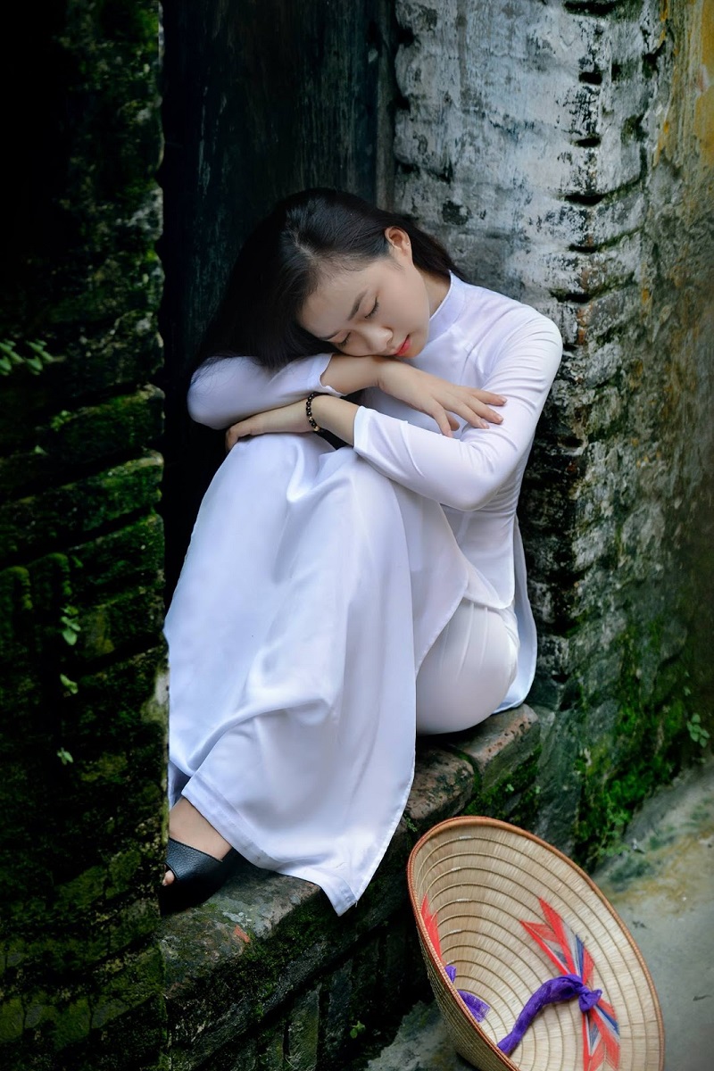 Cô gái xinh đẹp trong chiếc áo dài trắng mỏng manh