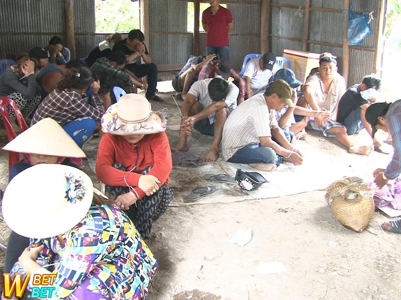 Triệt phá sới bạc “núp bóng” dưới cống không cho nước mặn vào.