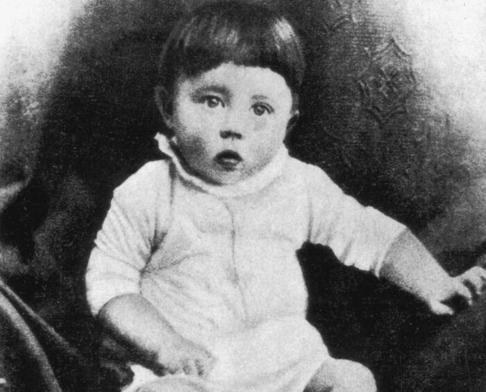 Hitler là ai?