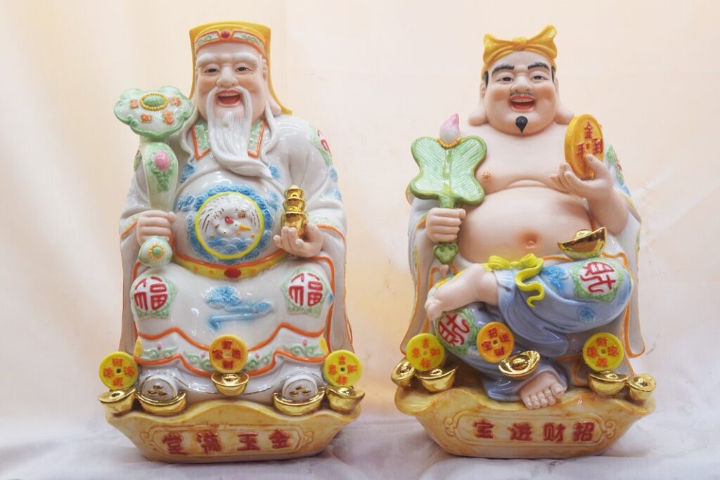 Làm thế nào để đưa ông Đê Tấn Tài vào đúng vị trí? Những lưu ý khi sắp xếp bàn thờ Làm thế nào để đưa ông Dee Tấn Tài vào đúng vị trí