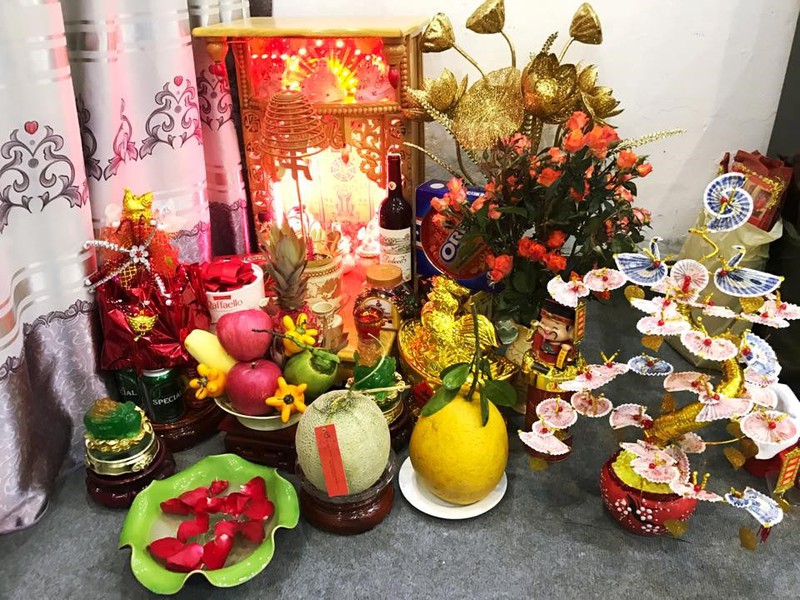 Làm thế nào để đưa ông Đê Tấn Tài vào đúng vị trí? Những lưu ý khi sắp xếp bàn thờ Làm thế nào để đưa ông Dee Tấn Tài vào đúng vị trí