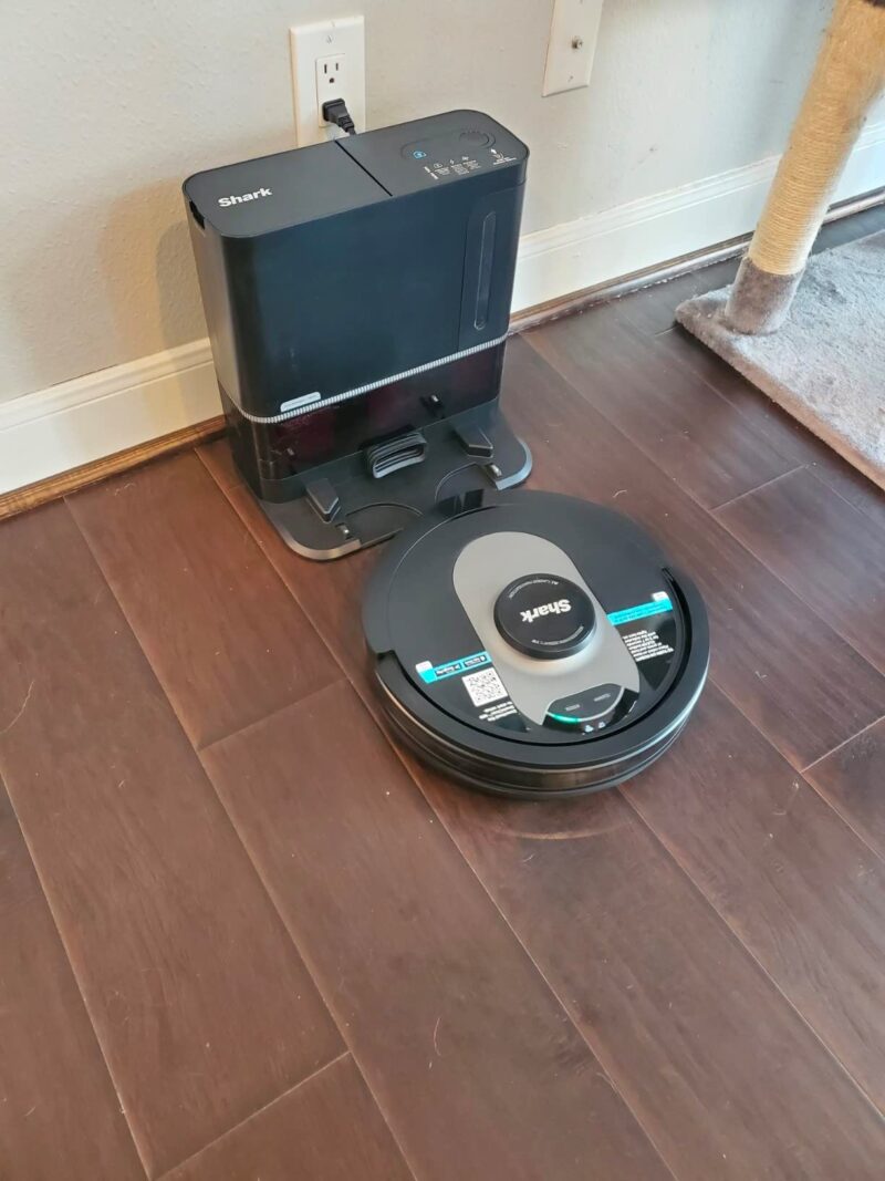 Robot hút bụi có thể tự động sạc điện trong nhà